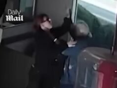 Una mujer enojada de 75 años muere de un ataque al corazón después de atacar violentamente a jóvenes empleados de Tim Hortons por hacer su pedido incorrectamente.