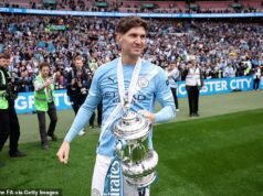 El Bayern de Múnich está considerando un movimiento impactante para John Stones, un movimiento de verano que vería a la estrella saliente del Manchester City unirse con su ex compañero de equipo Vincent Kompany y Harry Kane.
