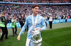 El Bayern de Múnich está considerando un movimiento impactante para John Stones, un movimiento de verano que vería a la estrella saliente del Manchester City unirse con su ex compañero de equipo Vincent Kompany y Harry Kane.