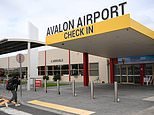 Caos en el aeropuerto de Avalon mientras se cierra la terminal y se llama a la unidad de respuesta a bombas
