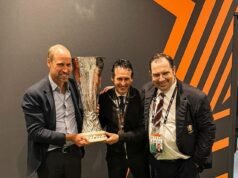 El príncipe William posa con el trofeo de la Europa League junto a Unai Emery después del triunfo del Aston Villa, mientras lloraba de alegría después de ver a su amado equipo poner fin a una sequía de trofeos de 30 años y ganar su primer título desde los 13 años.