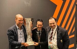 El príncipe William posa con el trofeo de la Europa League junto a Unai Emery después del triunfo del Aston Villa, mientras lloraba de alegría después de ver a su amado equipo poner fin a una sequía de trofeos de 30 años y ganar su primer título desde los 13 años.