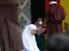 Una mujer se desmaya después de que una pareja fue azotada 100 veces por tener relaciones sexuales fuera del matrimonio, según la ley provincial sharia de Indonesia