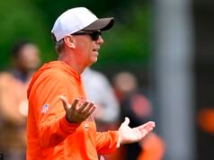 El nuevo entrenador despiadado de la NFL arremete contra los mariscales de campo por errores ‘vergonzosos’ en la práctica