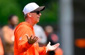 El nuevo entrenador despiadado de la NFL arremete contra los mariscales de campo por errores ‘vergonzosos’ en la práctica