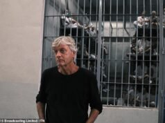 ‘Vi un video horrible de hombres siendo asesinados a puñaladas… luego miré al asesino a los ojos’: Richard Madeley recuerda al recluso ‘psicótico’ que conoció después de lograr un raro acceso dentro de la brutal megaprisión de El Salvador