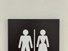A las personas transgénero NO se les debe preguntar su género en el baño, según las tan esperadas directrices del organismo de control de la igualdad del Reino Unido.