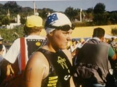Están llegando homenajes a la nadadora de maratón australiana que rompió un récord mundial Guinness y nadó con tiburones después de sucumbir a su batalla contra el cáncer de mama.