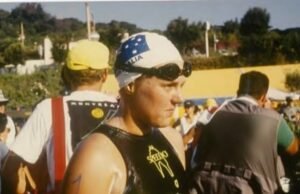 Están llegando homenajes a la nadadora de maratón australiana que rompió un récord mundial Guinness y nadó con tiburones después de sucumbir a su batalla contra el cáncer de mama.