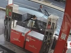 CCTV muestra a una madre y a un padrastro en camino a abandonar a sus hijos de cinco y cuatro años en un bosque portugués, mientras los niños juegan en el coche, sin darse cuenta de lo que les espera.