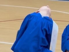Un estudiante de jardín de infantes se vuelve viral por bostezar e inquietarse por aburrimiento durante su propia ceremonia de promoción
