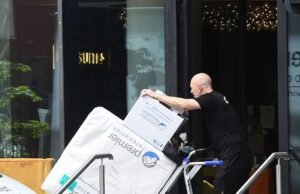 ¡Nuevos pastos para Pep! Guardiola no pierde el tiempo saliendo de su apartamento en Manchester DÍAS ANTES de su canto de cisne en el Manchester City, y el jefe saliente confirma que el domingo será su último partido.