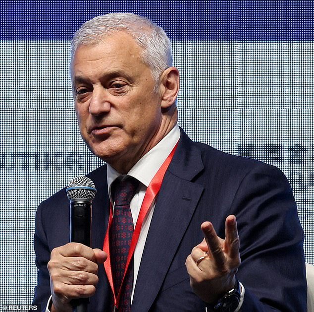 108811067-15841365-Bill_Winters_the_CEO_of_Standard_Chartered_called_some_of_his_em-a-57_17794830221.jpeg