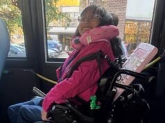 La escuela avergonzó a una niña discapacitada después de que pidió una rampa para poder llegar a su ceremonia de graduación de octavo grado, dice su madre