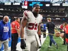 Estrellas de la NFL en guerra después de que QB sorprendiera a sus compañeros de equipo al presentar y abrazar al presidente Trump frente a la multitud que lo vitoreaba en MAGA.