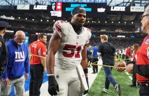 Estrellas de la NFL en guerra después de que QB sorprendiera a sus compañeros de equipo al presentar y abrazar al presidente Trump frente a la multitud que lo vitoreaba en MAGA.