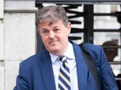 JOHN LEE: El truco de Kevin Bakhurst se ha desgastado; pregúntele a cualquier miembro del personal de RTÉ. Pero lo que es peor para el ex hombre de la BBC es que todos sus amigos en los pasillos del poder en Leinster House también lo están abandonando rápidamente…