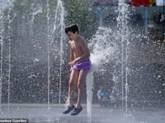 Met Office emite una advertencia el domingo, ya que el Reino Unido arderá hoy con un sol de 30 ° C, antes de alcanzar una temperatura abrasadora de 33 ° C durante el feriado bancario mientras continúa la ola de calor de una semana.