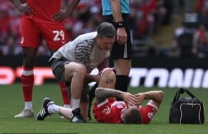 El angustiado sueño de la Copa Mundial de la estrella de los Socceroos, Riley McGree, queda al filo de la navaja apenas tres semanas antes de que comience el torneo.