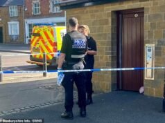 El cuerpo de una mujer encontrado en un baño público cerca de un monumento histórico en Banbury, mientras la policía inicia una investigación sobre su muerte.