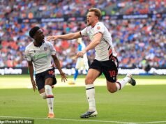 ¡El héroe de la patada aérea! Bolton gana el ascenso al campeonato con el mejor gol de play-off hasta el momento, pero no sin la controversia del VAR en la victoria por 4-1 sobre Stockport