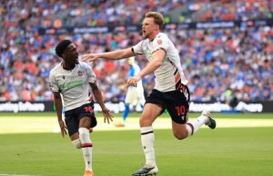 ¡El héroe de la patada aérea! Bolton gana el ascenso al campeonato con el mejor gol de play-off hasta el momento, pero no sin la controversia del VAR en la victoria por 4-1 sobre Stockport
