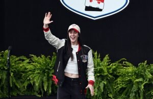 Caitlin Clark recibe una gran recepción en Indy 500 mientras desempeña un papel especial antes de que Felix Rosenqvist gane el final más cercano en la historia de una carrera legendaria.