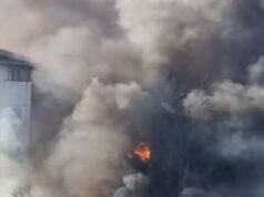Dos líneas de tren de Londres están fuera de servicio después de que un incendio destruyera vagones y una caravana.