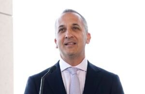 El mundo del fútbol está sorprendido cuando el jefe de la NRL, Andrew Abdo, renuncia para pasar al tenis