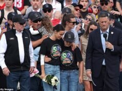 La devastada esposa de Kyle Busch rompe a llorar mientras ella y sus dos hijos, de 11 y 4 años, asisten al tributo de NASCAR en la primera carrera desde la repentina muerte del dos veces campeón.