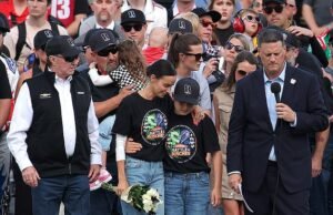 La devastada esposa de Kyle Busch rompe a llorar mientras ella y sus dos hijos, de 11 y 4 años, asisten al tributo de NASCAR en la primera carrera desde la repentina muerte del dos veces campeón.