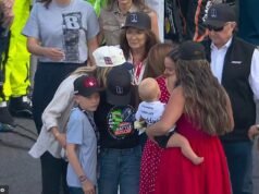 El hijo de la estrella de NASCAR, Kyle Larson, deja a los fanáticos llorando mientras consuela al afligido Kyle Busch, de 11 años, durante un homenaje a la leyenda de las carreras después de una muerte repentina.