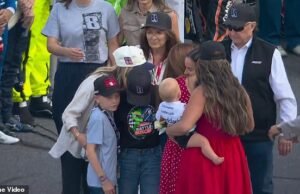 El hijo de la estrella de NASCAR, Kyle Larson, deja a los fanáticos llorando mientras consuela al afligido Kyle Busch, de 11 años, durante un homenaje a la leyenda de las carreras después de una muerte repentina.
