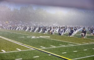 La escuela secundaria enfrenta una reacción violenta cuando la graduación se lleva a cabo bajo una lluvia torrencial
