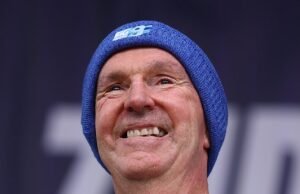 El ícono de la AFL, Neale Daniher, muere a los 65 años después de una larga batalla contra una enfermedad de la neurona motora.