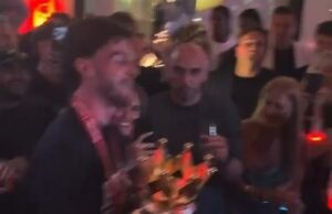 La noche del Arsenal con el trofeo: Declan Rice rapeando, una actuación de ‘North London Forever’… ¡y una noche más temprana que la última vez! Cómo celebraron los campeones en un lugar donde el vino puede costar £56.000