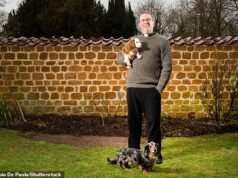 El reverendo Richard Coles admite que “violó la ley” al colocar las cenizas de sus mascotas en los ataúdes de sus dueños mientras los directores de la funeraria no miraban
