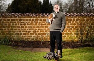 El reverendo Richard Coles admite que “violó la ley” al colocar las cenizas de sus mascotas en los ataúdes de sus dueños mientras los directores de la funeraria no miraban