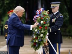 Trump deposita una corona en el Cementerio Nacional de Arlington mientras Tulsi Gabbard hace una figura solitaria después de salir de la Casa Blanca.