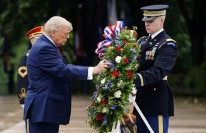Trump deposita una corona en el Cementerio Nacional de Arlington mientras Tulsi Gabbard hace una figura solitaria después de salir de la Casa Blanca.