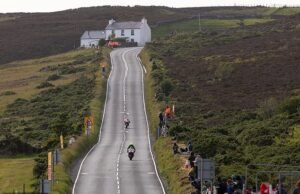Ocho espectadores del TT de la Isla de Man fueron trasladados al hospital después de que un ciclista se estrellara durante el entrenamiento y también resultara herido; el incidente está bajo investigación
