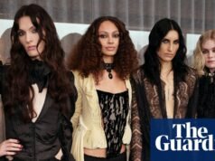 ‘Vístete de negro para las fiestas’: por qué el estilo gótico australiano vuelve a estar de moda | moda australiana