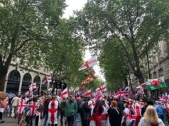 La policía investiga presuntos crímenes de odio durante grandes protestas en Londres