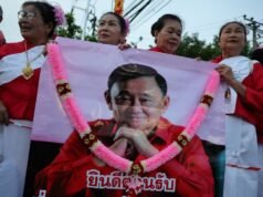 El ex primer ministro tailandés Thaksin Shinawatra sale de prisión