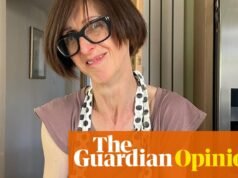 Intenté comerme una piña sin usar un cuchillo. No salió bien | Emma Bedington