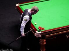Caos en el Crucible: una broma como un enfrentamiento extraño causa el período más largo en el campeonato mundial mientras la estrella que tenía un gran protagonista estaba furiosa y los expertos de la BBC enojados por escenas ‘vergonzosas’