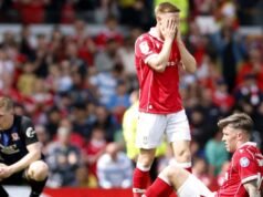 El sueño de Wrexham en la Premier League está en suspenso al perder el lugar en los playoffs del campeonato