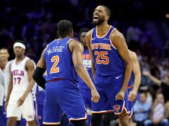 Los Knicks incendian a los 76ers con un récord de 3 esfuerzos y establecen el récord del equipo en los playoffs con 144 puntos para completar la barrida dominante