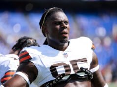 Según los informes, David Njoku y los Chargers acuerdan un contrato de un año después de que TE llegue a la agencia libre por primera vez.