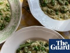 Receta de Rachel Roddy de orzo con guisantes, frijoles, espárragos, parmesano y limón | Alimento